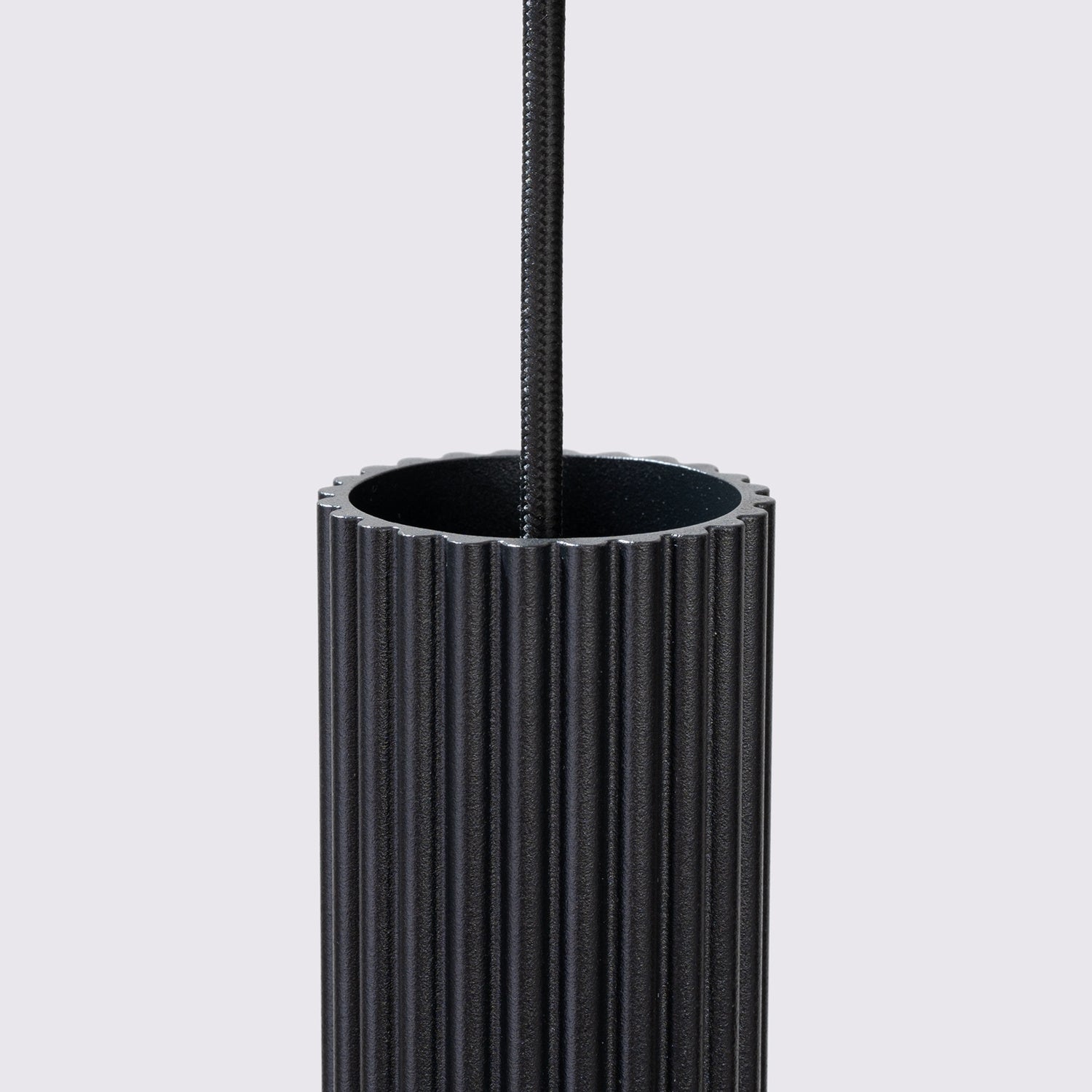 KARBON — suspension cylindrique noire en aluminium