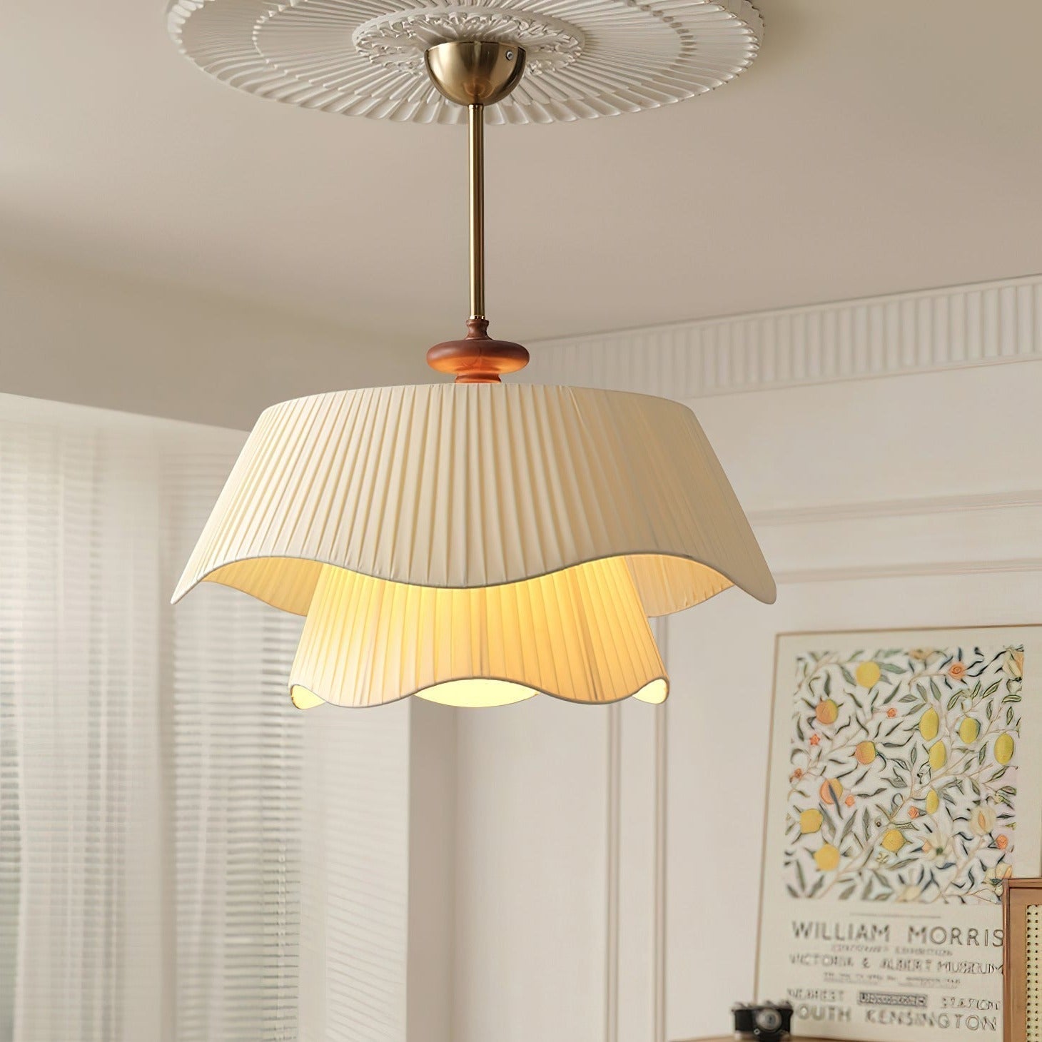 Suspension vintage dorée plissée en métal et tissu