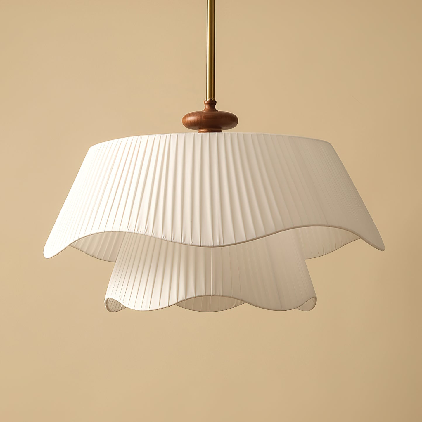 Suspension vintage dorée plissée en métal et tissu