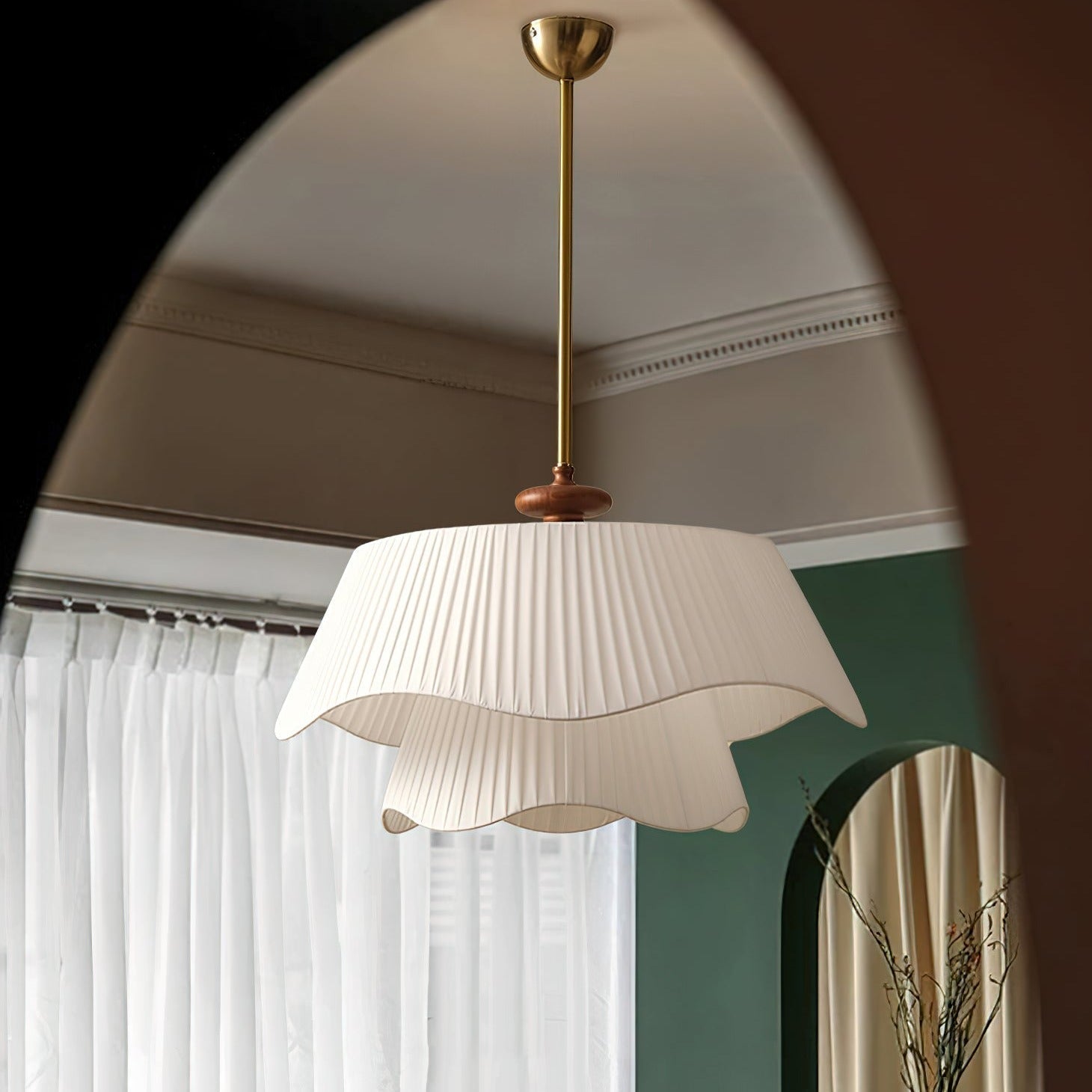 Suspension vintage dorée plissée en métal et tissu