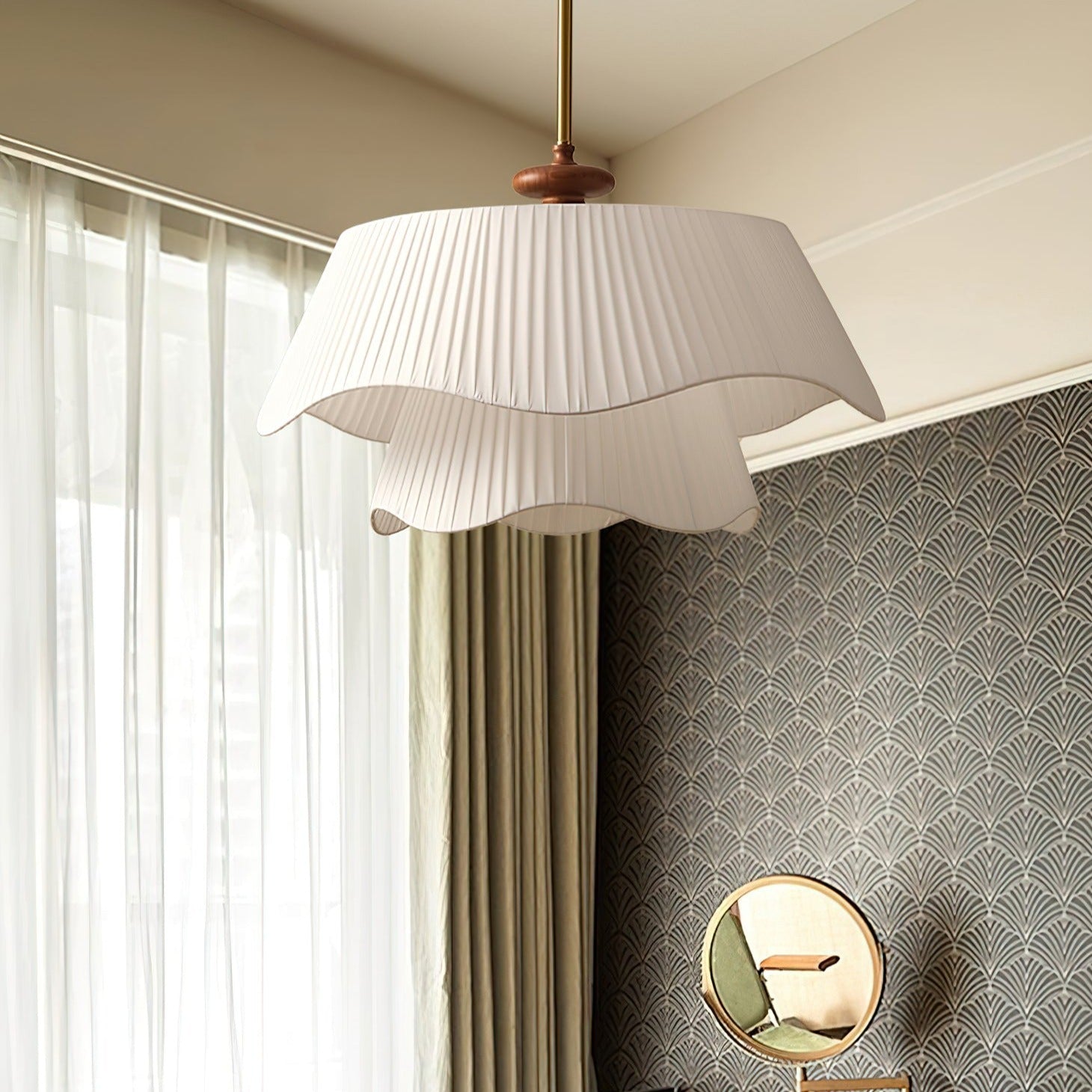 Suspension vintage dorée plissée en métal et tissu