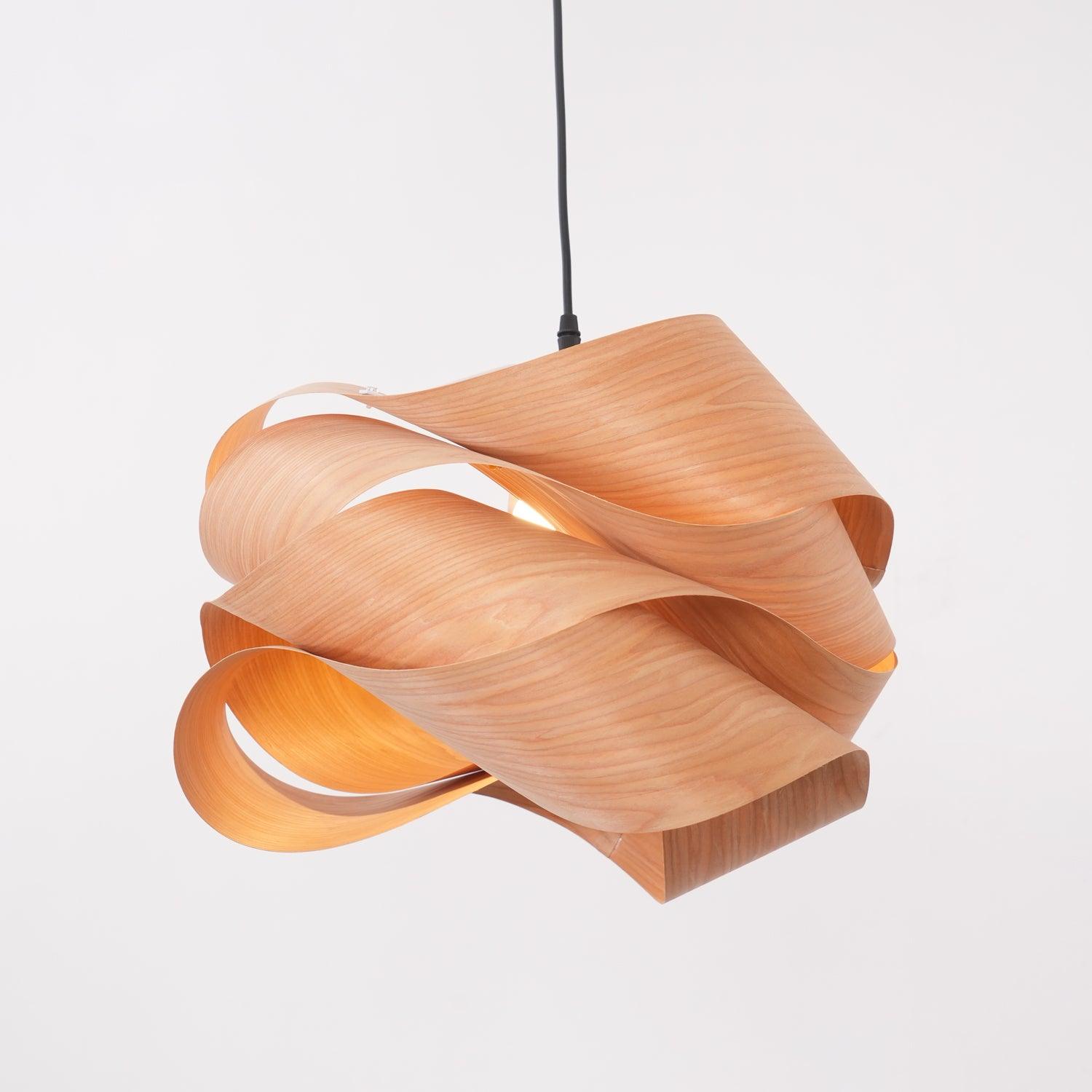 Suspension design moderne en bois naturel torsadé