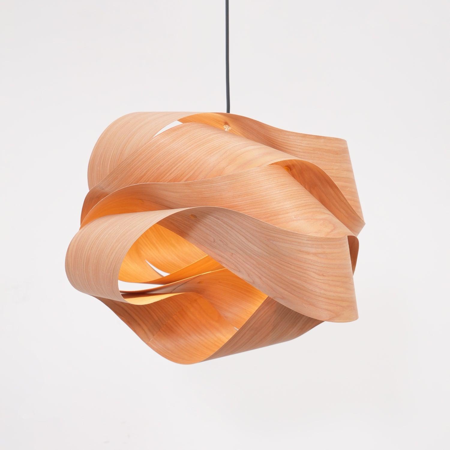 Suspension design moderne en bois naturel torsadé