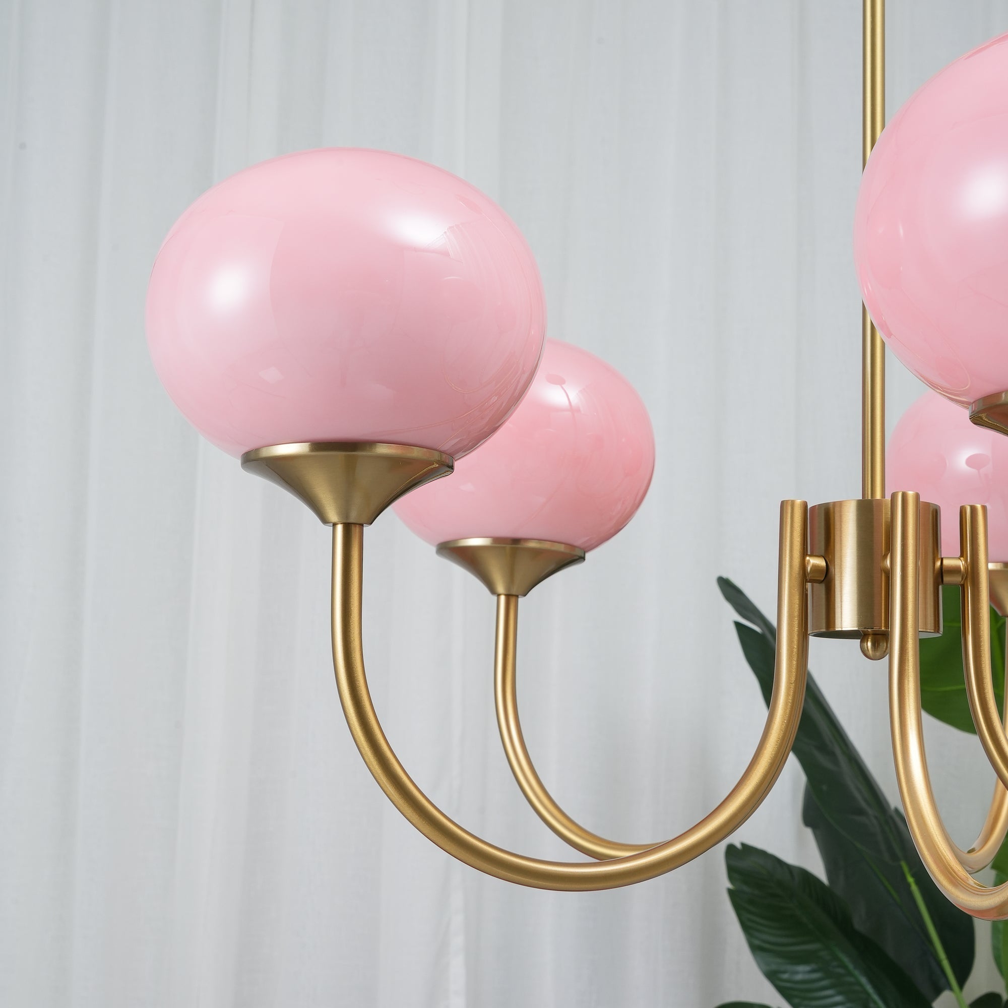 Suspension design dorée globes en verre rose