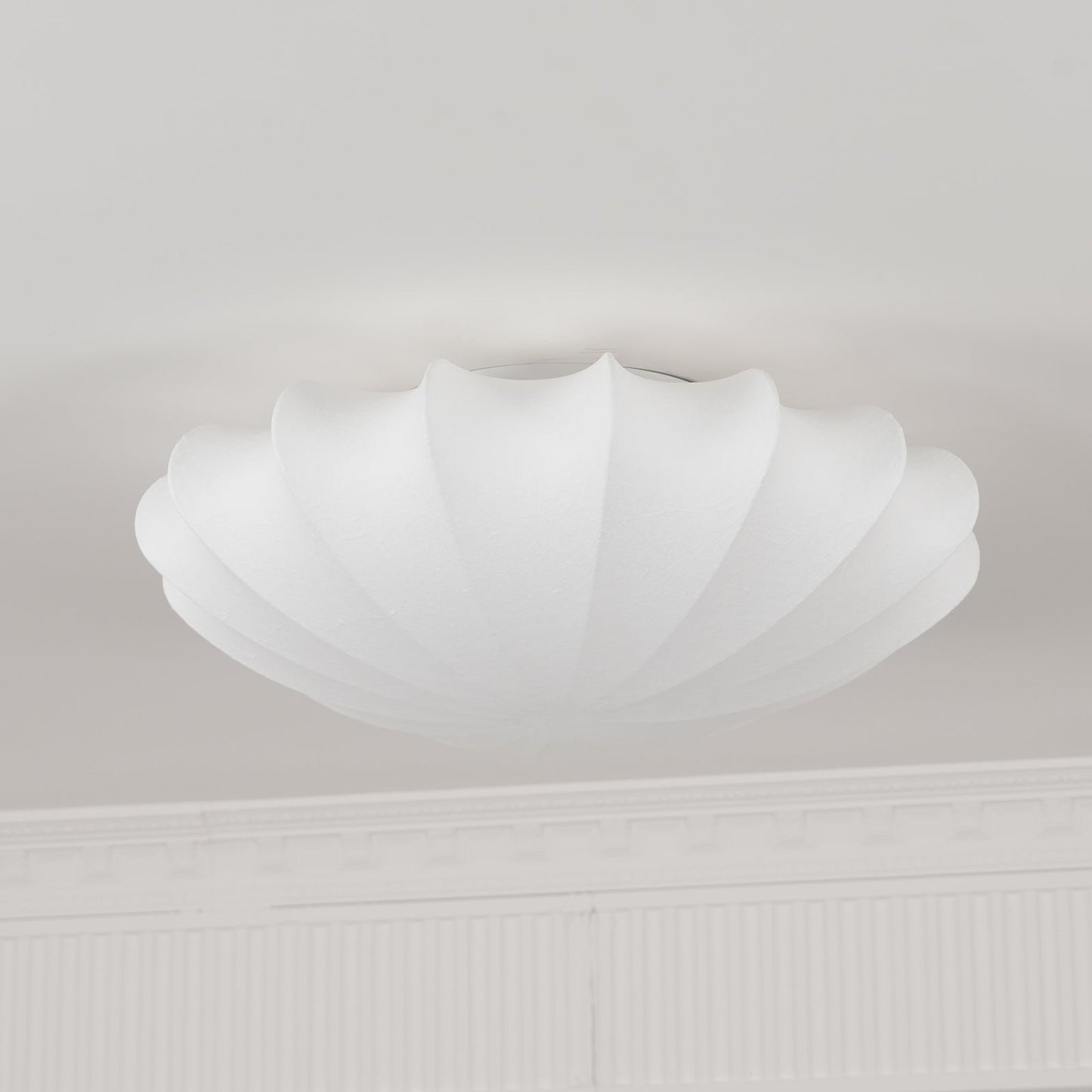 Plafonnier design minimaliste forme coquillage blanc