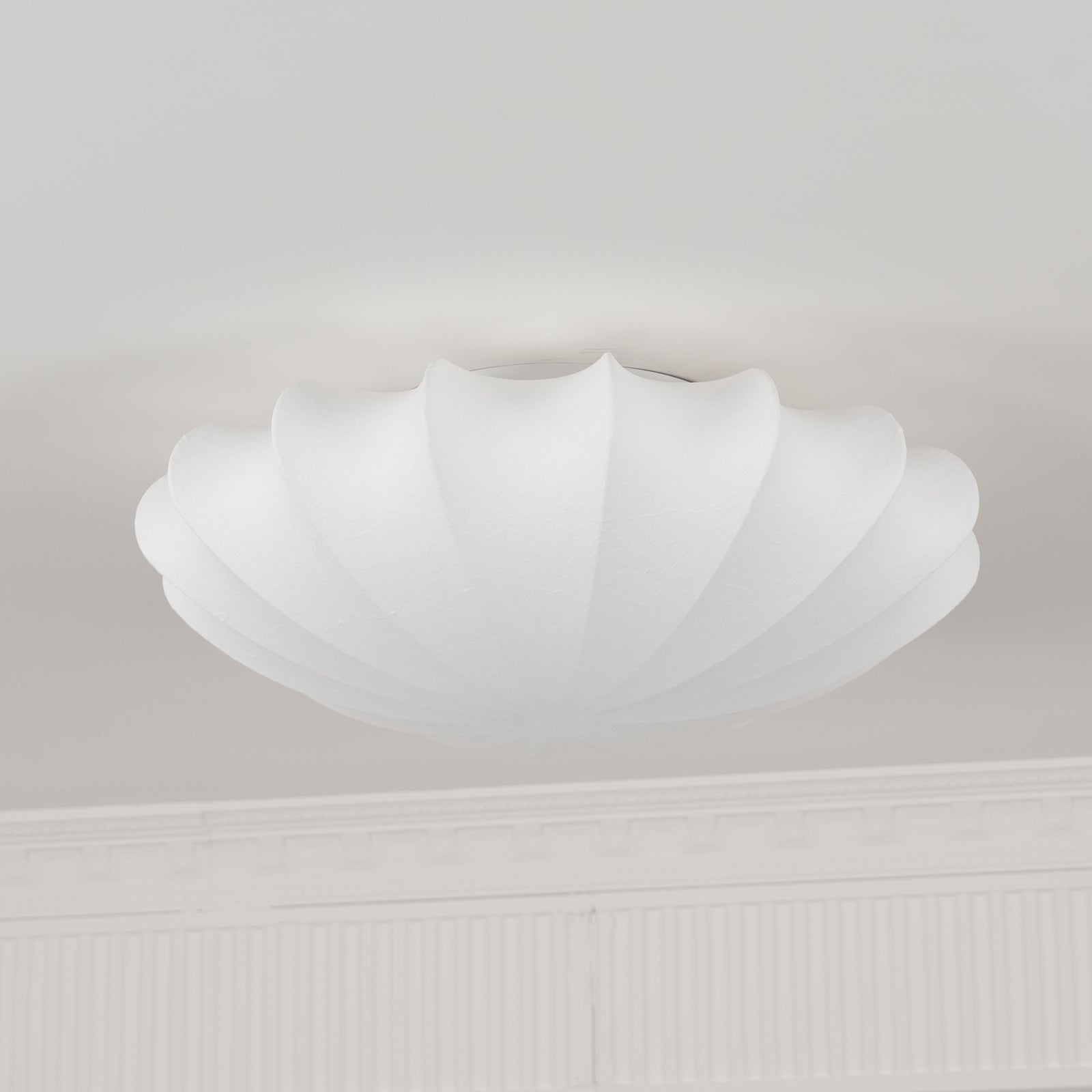 Plafonnier design minimaliste forme coquillage blanc
