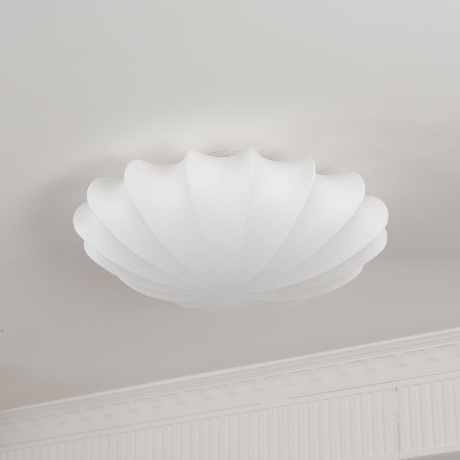 Plafonnier design minimaliste forme coquillage blanc