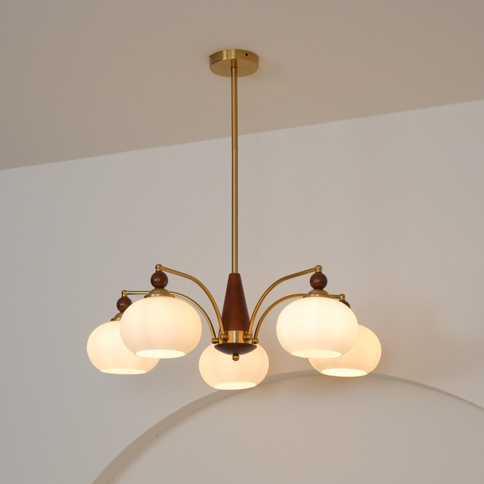 Suspension vintage dorée à globes jaunes multiples