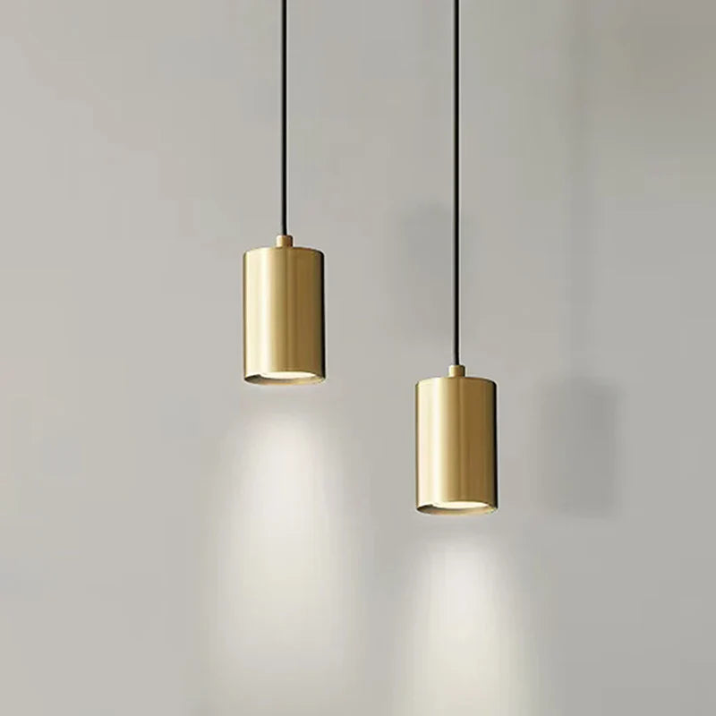 Suspension design minimaliste en métal doré