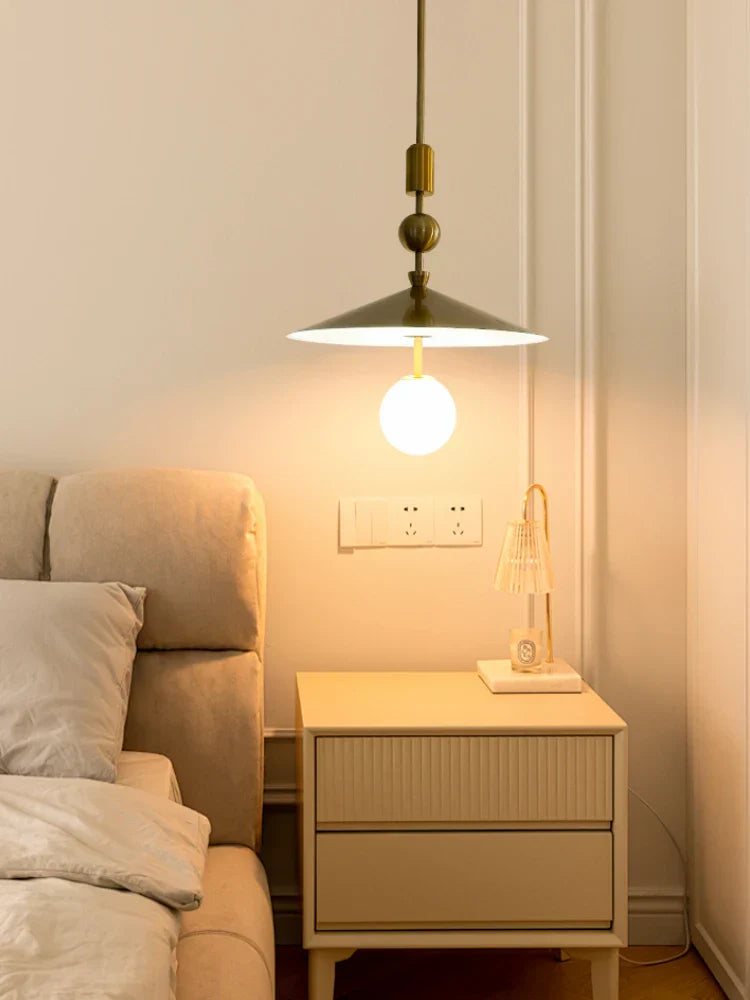 Suspension design moderne dorée avec abat-jour conique