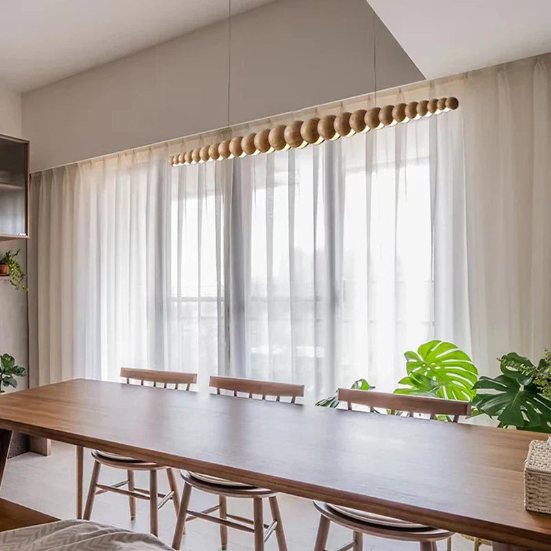 Suspension linéaire en perles de bois design moderne