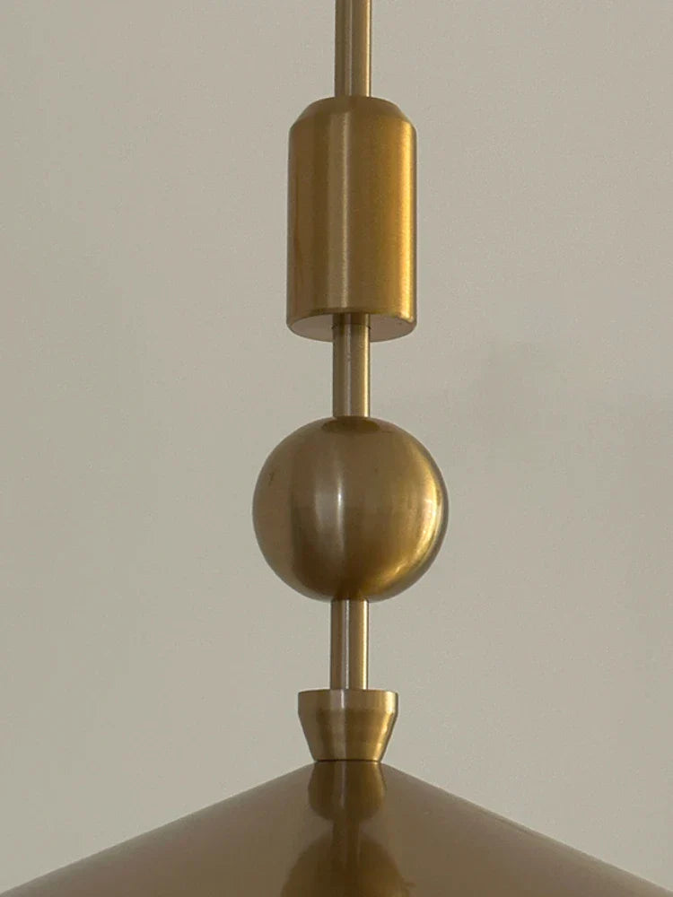 Suspension design moderne dorée avec abat-jour conique