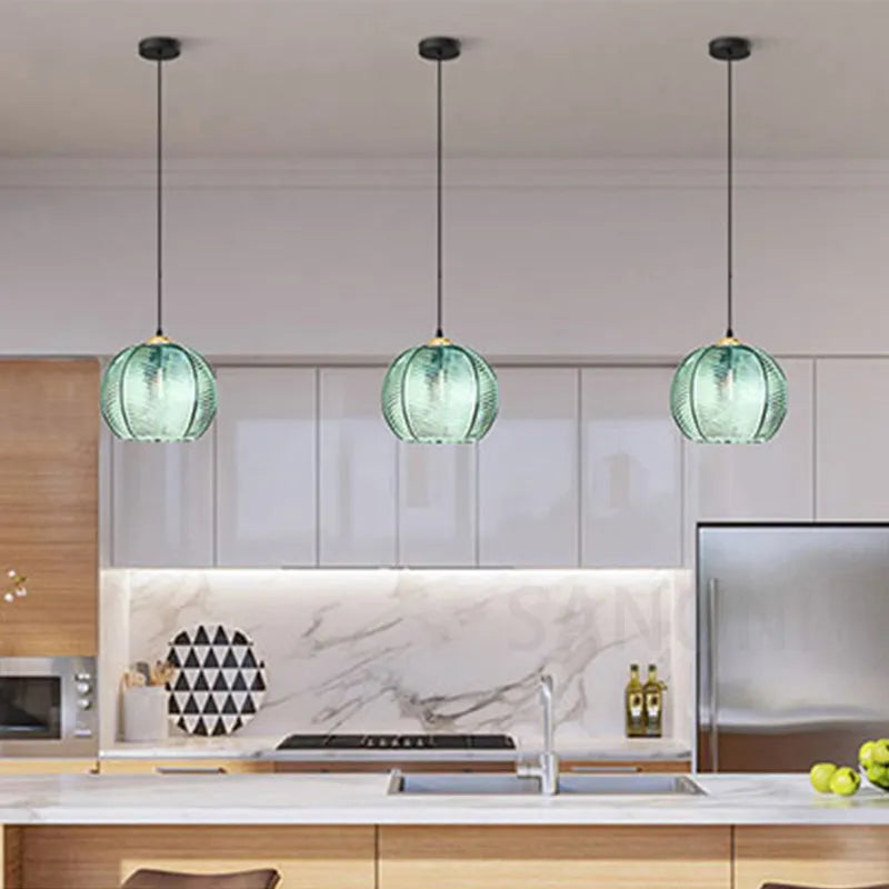 Suspension verre strié vert design moderne nordique