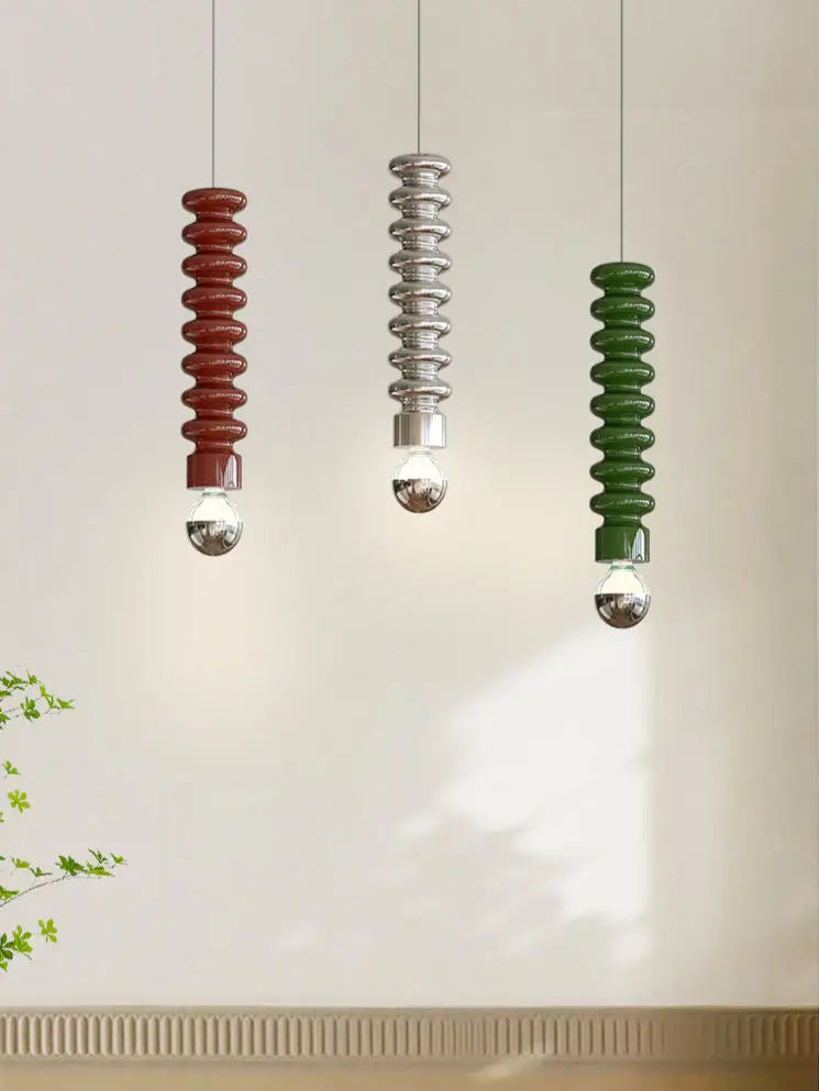 Suspension design minimaliste en métal tricolore moderne