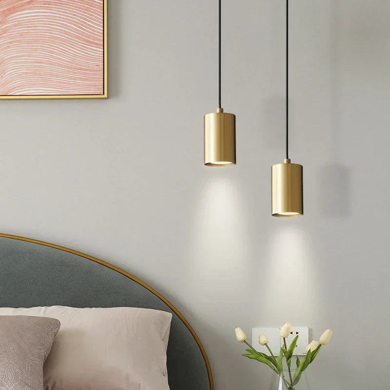 Suspension design minimaliste en métal doré