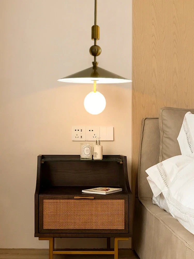 Suspension design moderne dorée avec abat-jour conique