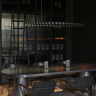 Suspension linéaire en perles de bois design moderne