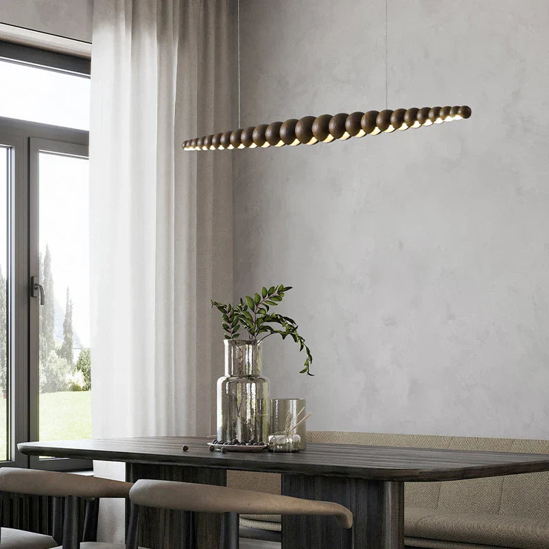 Suspension linéaire en perles de bois design moderne