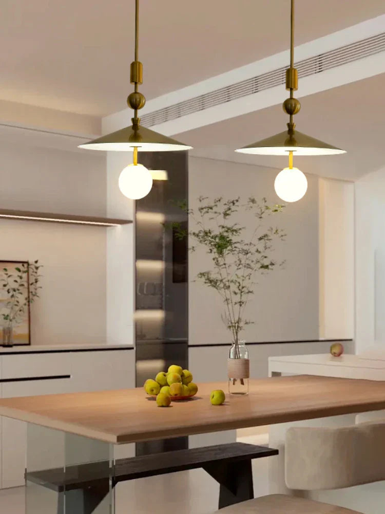 Suspension design moderne dorée avec abat-jour conique