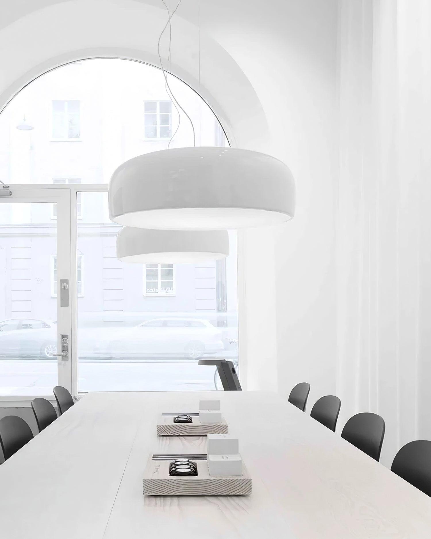 Suspension design moderne en métal noir brillant