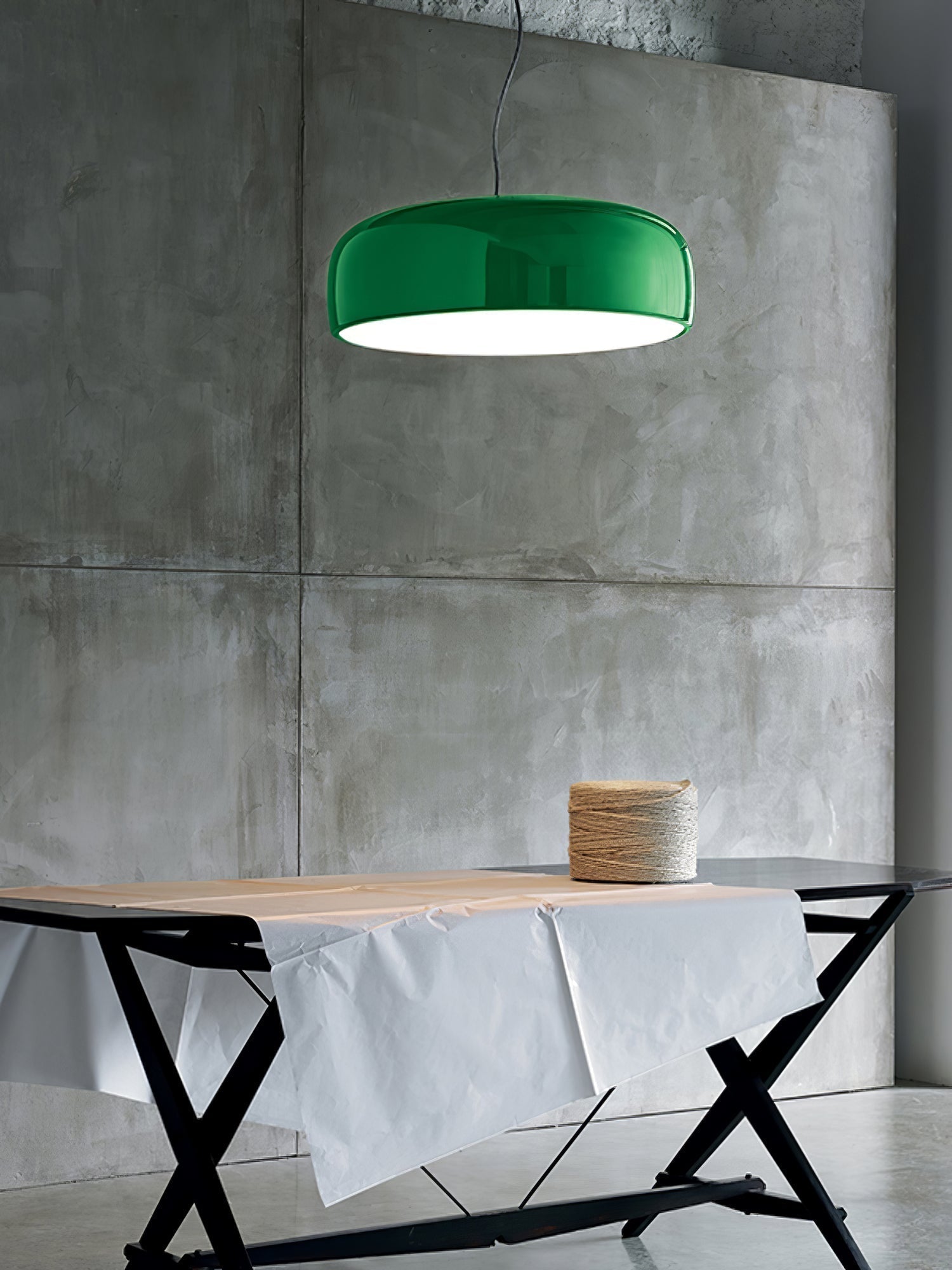 Suspension design moderne en métal noir brillant