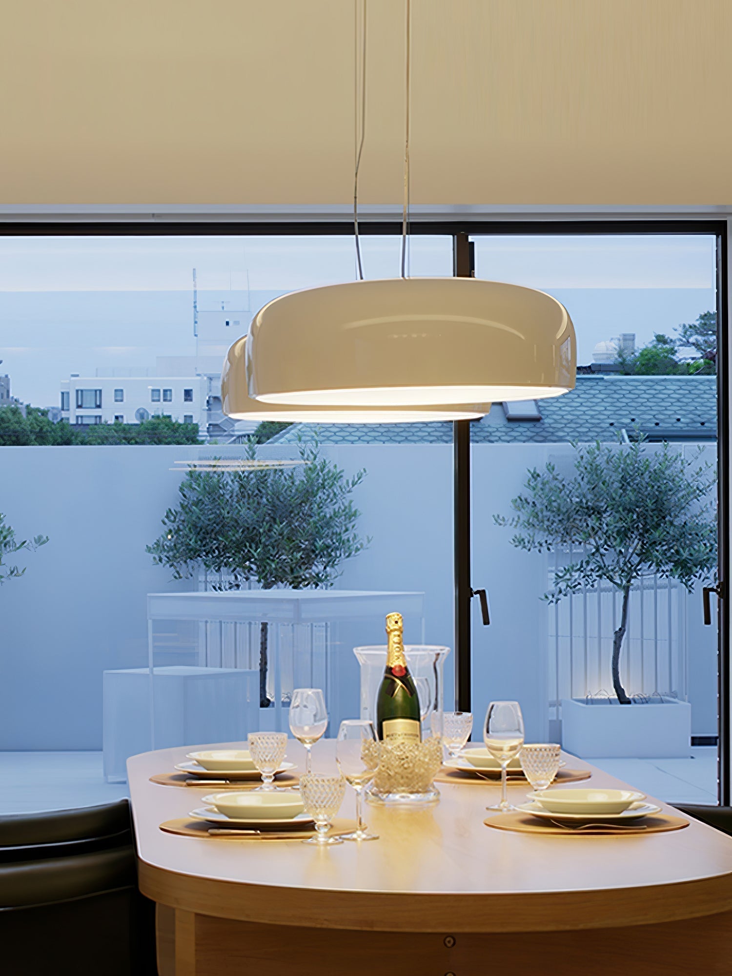 Suspension design moderne en métal noir brillant
