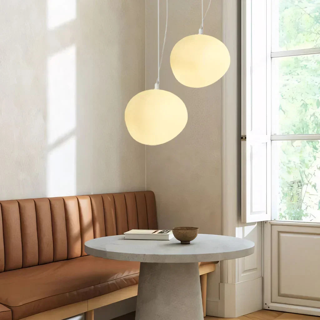 Suspension design galet blanc en verre dépoli moderne