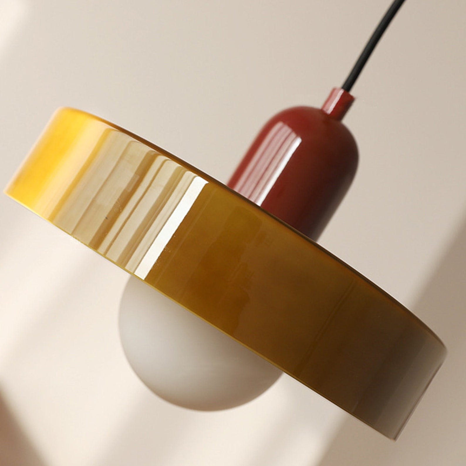 Suspension design moderne bicolore en verre coloré
