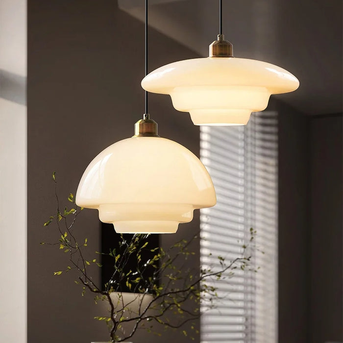 Suspension vintage verre blanc laiteux et laiton