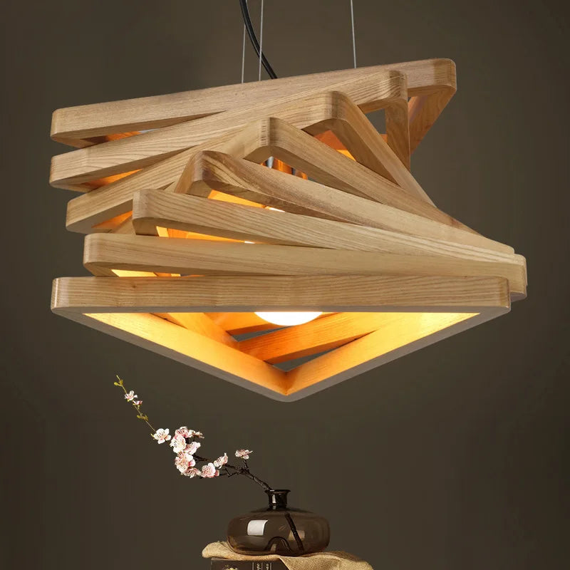 Suspension en bois triangulaire en bois massif au design moderne