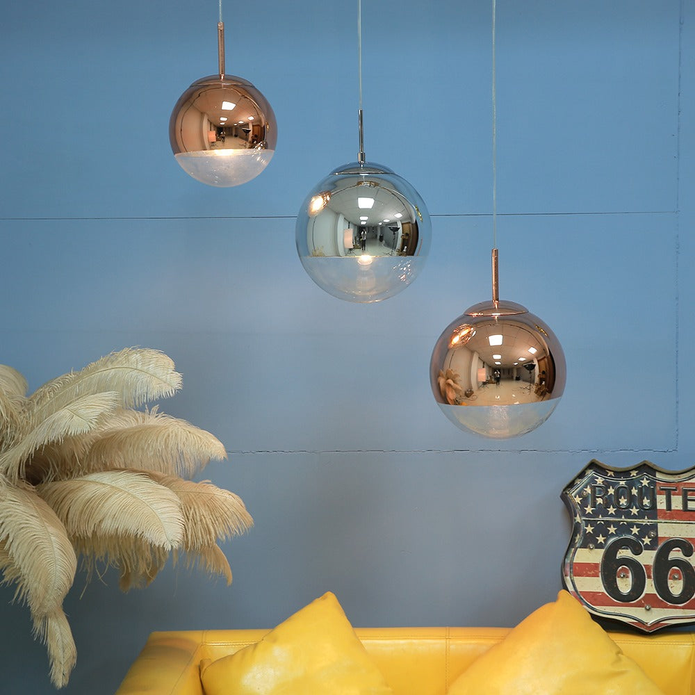 `Suspension boule en verre finition dorée — vue de côté