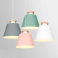 Suspension scandinave bois avec abat-jour en métal coloré