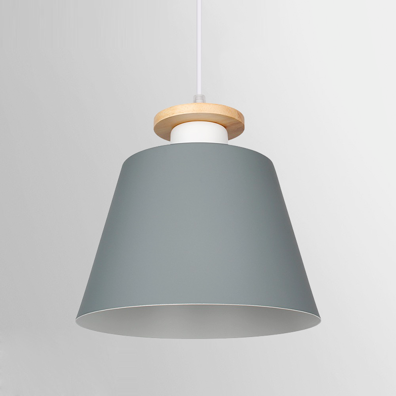 Suspension scandinave bois avec abat-jour en métal coloré