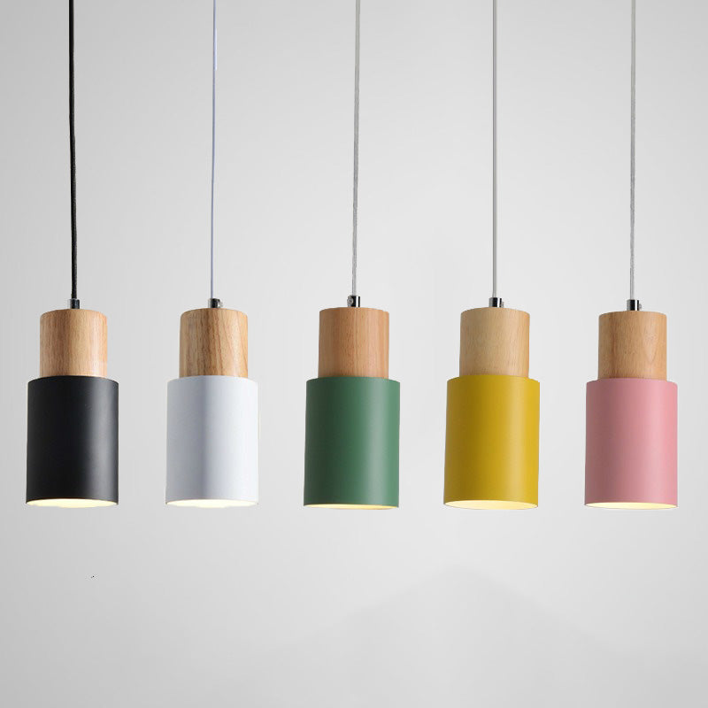 Suspension scandinave minimaliste en bois massif et colorée