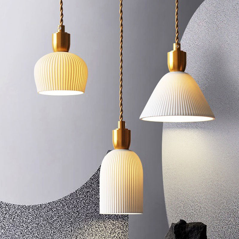 Suspension vintage en céramique design dorée et blanche